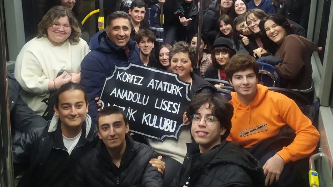  Müzik Kulübü öğretmenleri ve öğrencileri Bukalemun Senfonik Anadolu Rock konserine katıldı